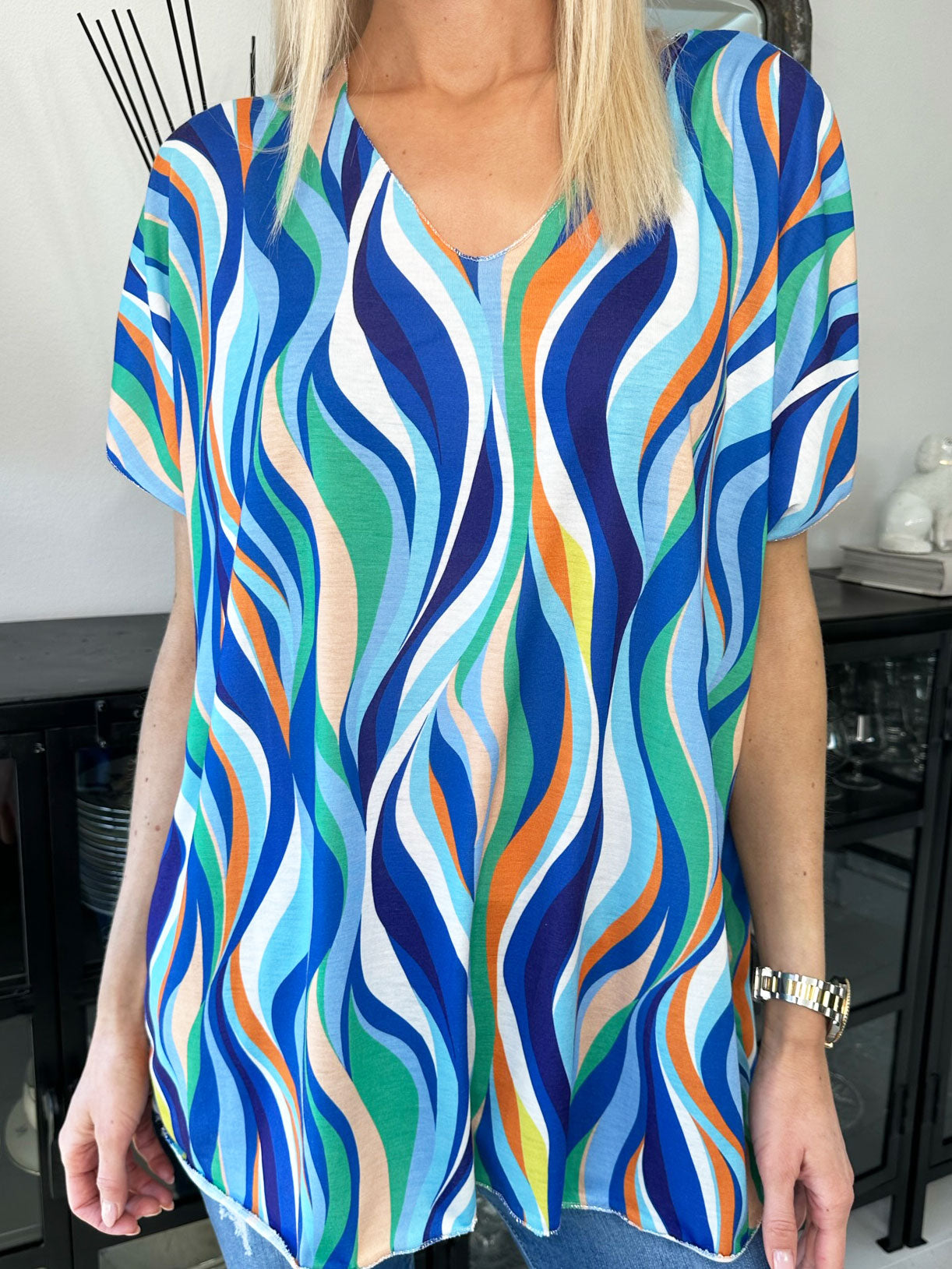 Kirsa - Blød flerfarvet bluse med v-hals